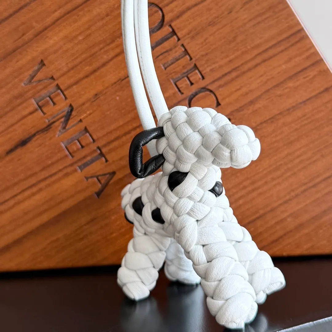 Batch 540 BOTTEGA VENETA2025 new puppy-shaped pendant braided puppy is now online😎The leather braided puppy-shaped pendant can be hung on any handbag, and it is as cute, delicate and colorful as it matches with a bag. Cute and cute, it will touch your heart at any time. It can be hung on bags or keychains. Who can resist such a cute puppy? Style number: 807068
